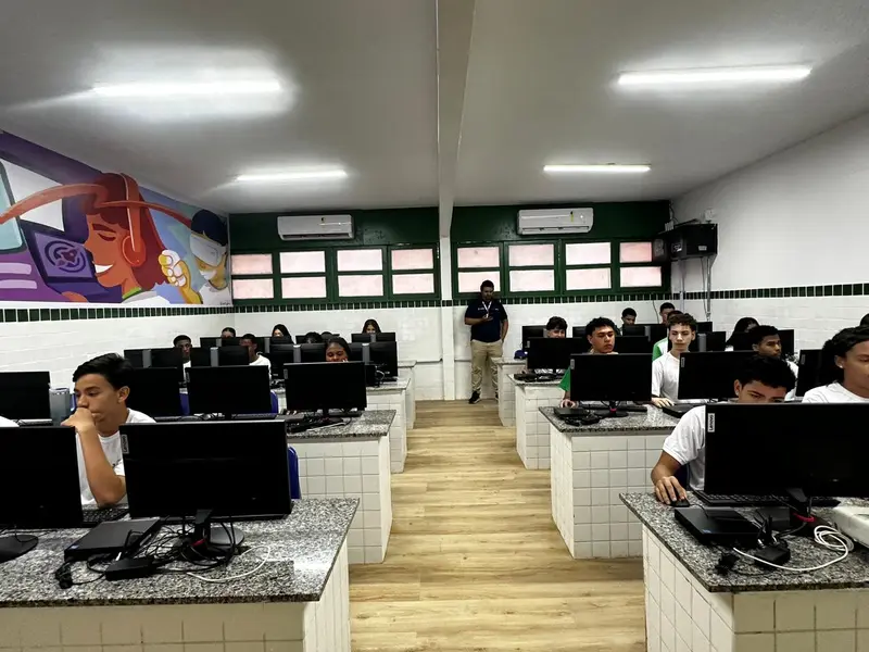 Governo do Piauí inaugura escola reformada e ampliada em Amarante