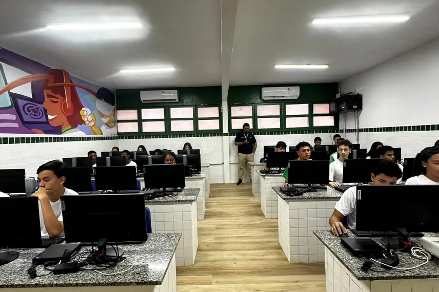 Governo do Piauí inaugura escola reformada e ampliada em Amarante