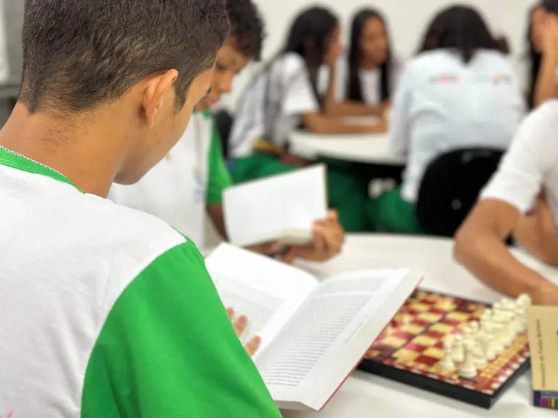 Governo do Piauí inaugura escola reformada e ampliada em Amarante