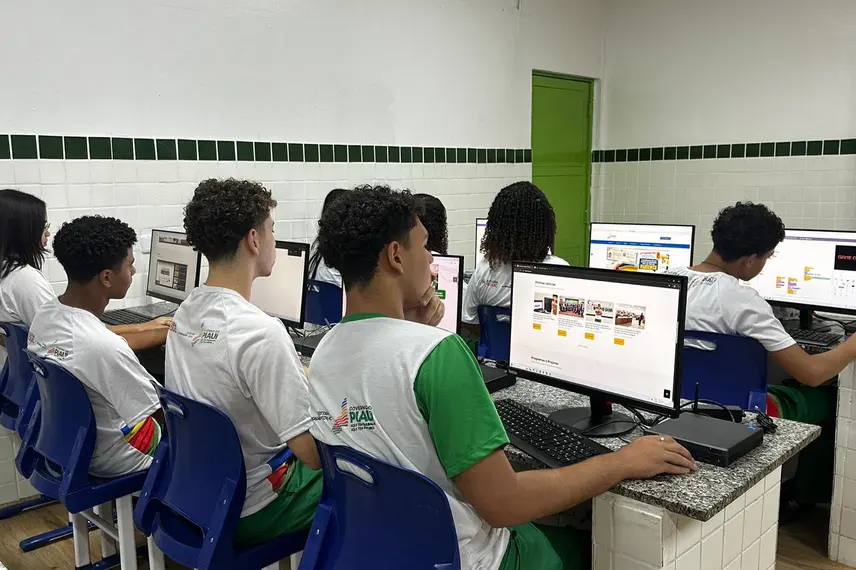 Governo do Piauí inaugura escola reformada e ampliada em Amarante