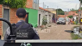 Homem é executado a pedradas no Parque Universitário, zona Leste de Teresina (Foto: Kassio Cavalcante/Conecta Piauí)