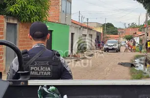 Homem é executado a pedradas no Parque Universitário, zona Leste de Teresina (Foto: Kassio Cavalcante/Conecta Piauí)