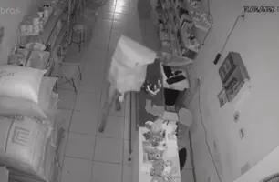 Homem furta mercadinho nu e com caixa na cabeça no Centro de Oeiras (Foto: Reprodução)