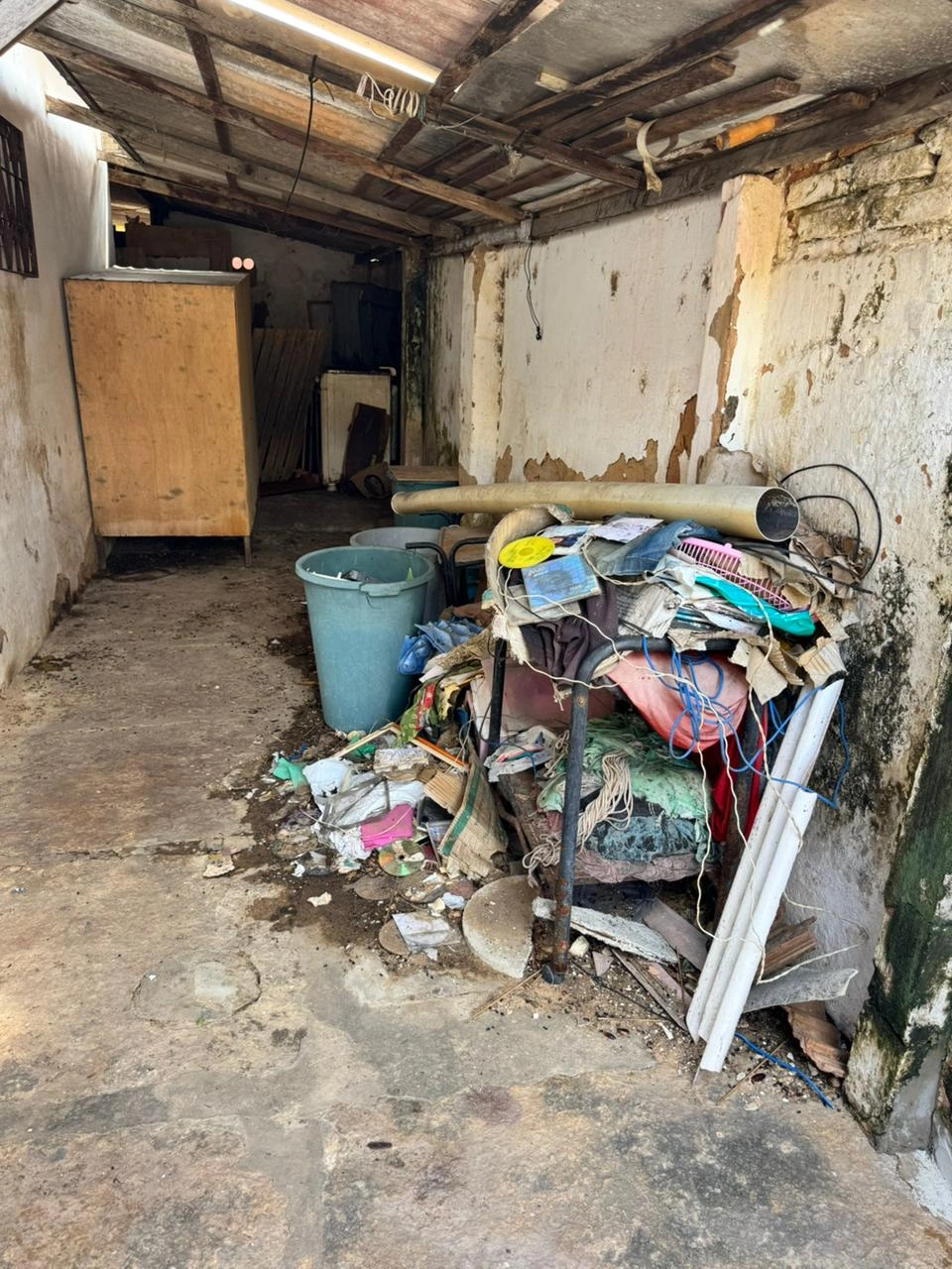 Idosa de 74 anos é encontrada em situação de abandono dentro de casa em Parnaíba