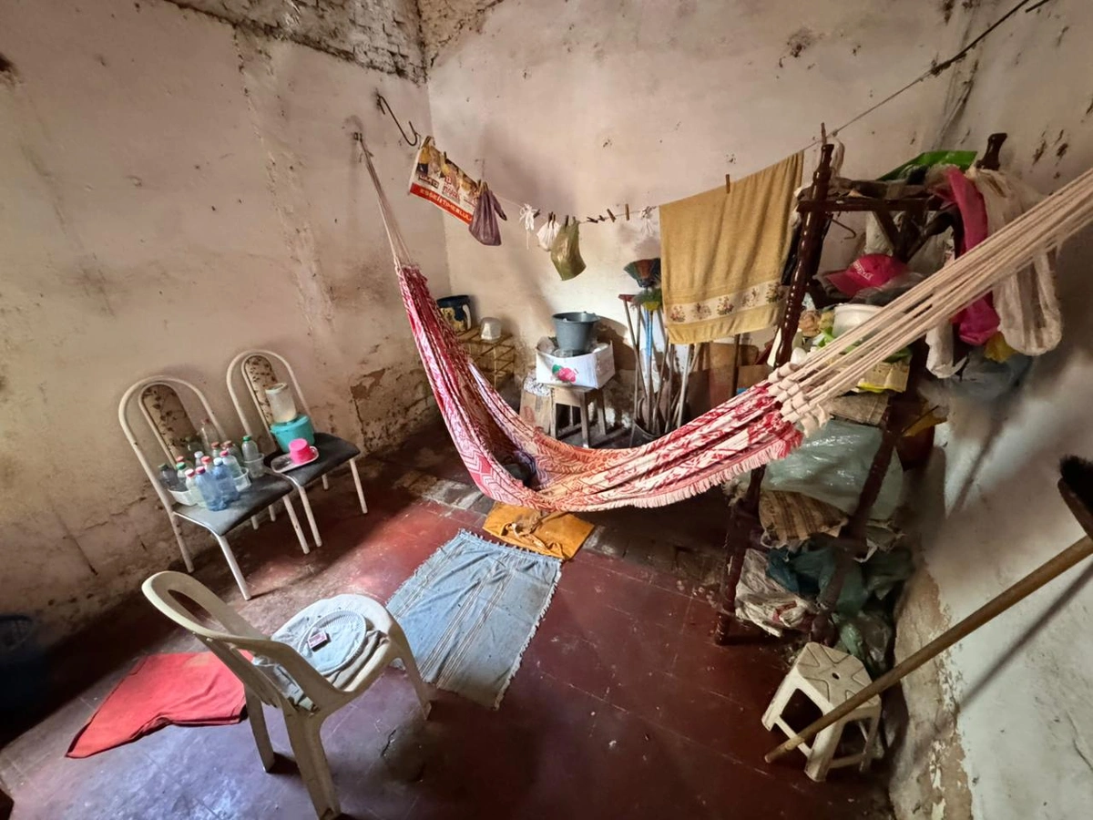 Idosa de 74 anos é encontrada em situação de abandono dentro de casa em Parnaíba