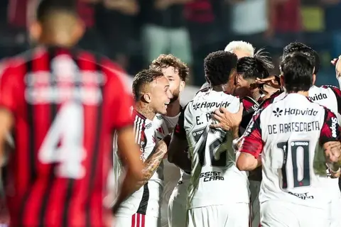 Jogadores do Flamengo celebram gol