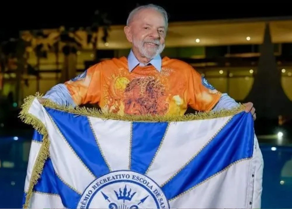 Lula com o estandarte da escola Acadêmicos de Niterói