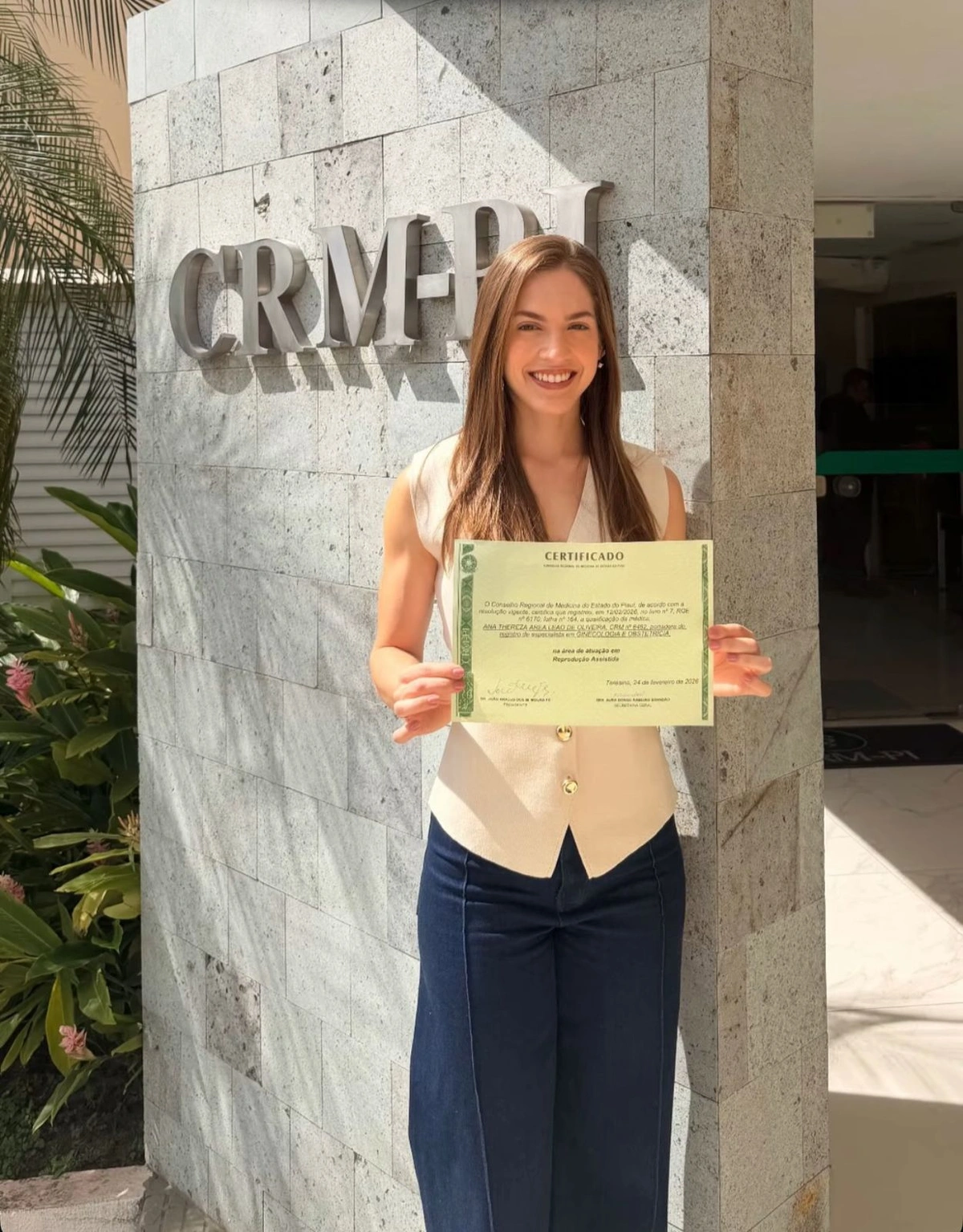 Médica Ana Thereza Oliveira, recebe oficialmente, seu RQE em Reprodução Assistida