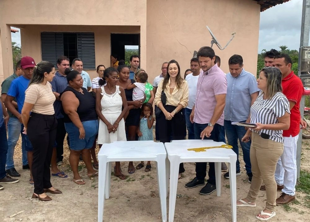 Moradia e dignidade: Beneditinos entrega 10 casas a famílias da zona rural