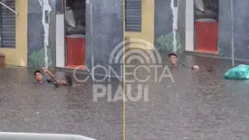 Morador aproveita alagamento em São Raimundo Nonato e se refresca durante chuva (Foto: Reprodução/Redes Sociais)