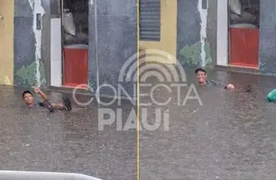 Morador aproveita alagamento em São Raimundo Nonato e se refresca durante chuva (Foto: Reprodução/Redes Sociais)