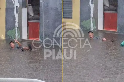 Morador aproveita alagamento em São Raimundo Nonato e se refresca durante chuva
