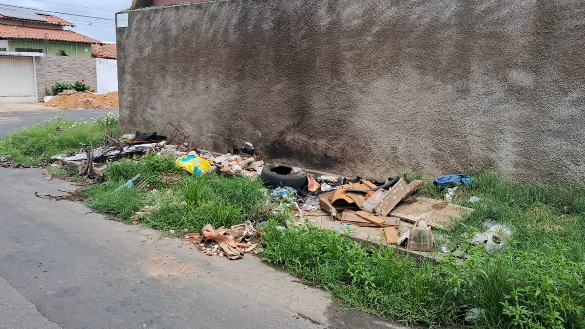 Moradores do Mocambinho denunciam abandono e acúmulo de lixo nas ruas