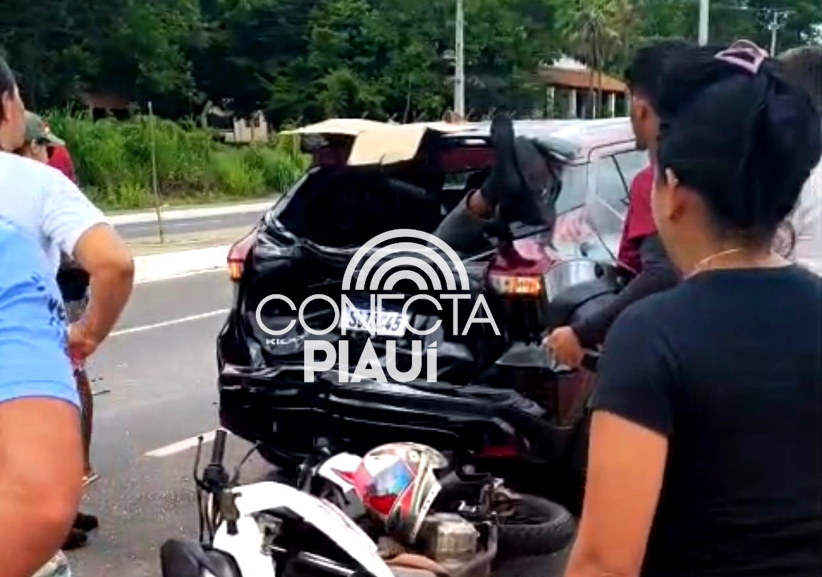 Motociclista atravessa vidro traseiro de carro em grave acidente em Teresina
