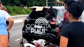 Motociclista atravessa vidro traseiro de carro em grave acidente em Teresina (Foto: Reprodução)