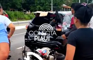 Motociclista atravessa vidro traseiro de carro em grave acidente em Teresina (Foto: Reprodução)