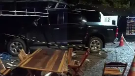 Motorista perde controle de picape e invade Praça dos Correios, em Teresina (Foto: Reprodução)