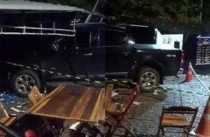 Motorista perde controle de picape e invade Praça dos Correios, em Teresina (Foto: Reprodução)