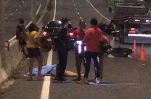 Mulher morre após perder controle de moto na BR-316 em Teresina (Foto: Reprodução)