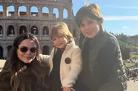 Natália Magalhāes e Mazerine Netto e os filhos Eduardo e Felipe estão em Roma