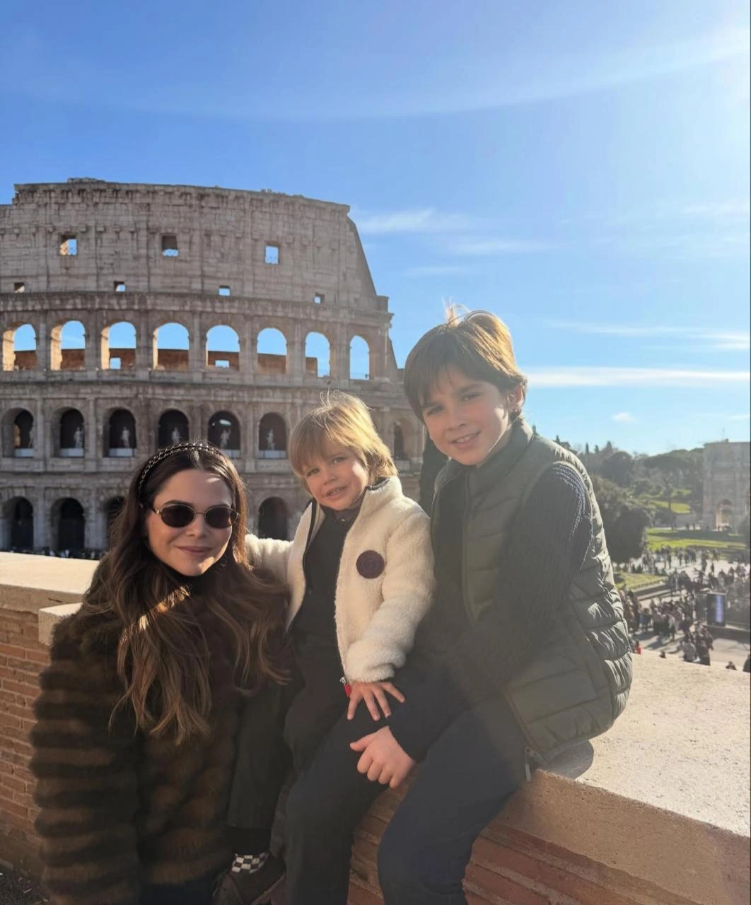 Natália Magalhāes e Mazerine Netto e os filhos Eduardo e Felipe estão em Roma