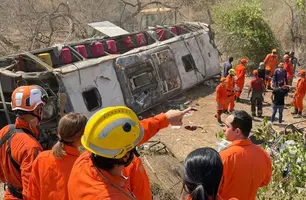 Ônibus com romeiros capota no sertão de Alagoas e deixa 15 mortos (Foto: Corpo de Bombeiros de Alagoas)
