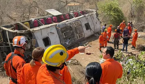Ônibus com romeiros capota no sertão de Alagoas e deixa 15 mortos