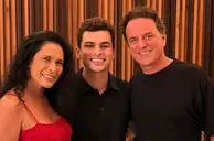 Pedro Lopes festeja nova idade com os pais e amigos, em noite de celebração