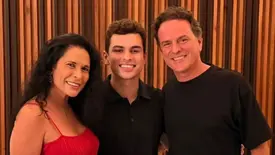 Pedro Lopes festeja nova idade com os pais e amigos, em noite de celebração (Foto: Instagram)