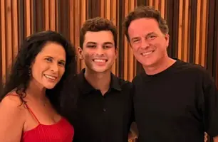 Pedro Lopes festeja nova idade com os pais e amigos, em noite de celebração (Foto: Instagram)