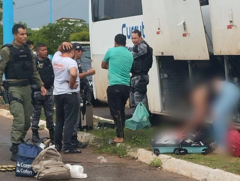 PM apreende arsenal e drogas em abordagem a ônibus no Piauí