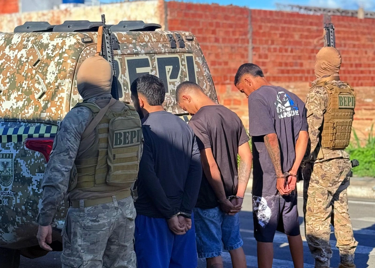 PMPI prende três suspeitos com armas e drogas em Água Branca