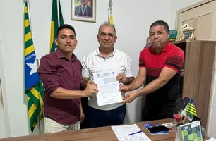 Prefeito Milton Passos trata reajuste do piso dos professores (Foto: Reprodução)