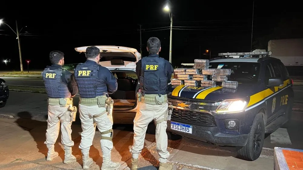 PRF apreende 26 kg de cocaína em carro adulterado na BR-316, em Picos
