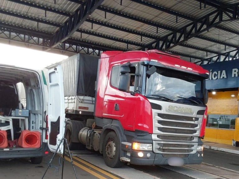 PRF e Sefaz flagram veículos de carga com excesso de peso no Piauí