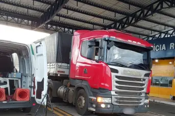 PRF e Sefaz flagram veículos de carga com excesso de peso no Piauí