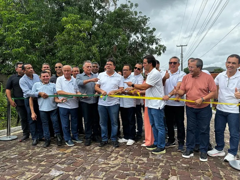Rafael Fonteles entrega obras e leva crédito a empreendedores em Palmeirais