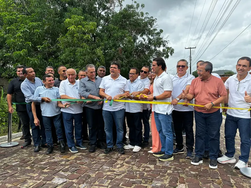 Rafael Fonteles entrega obras e leva crédito a empreendedores em Palmeirais