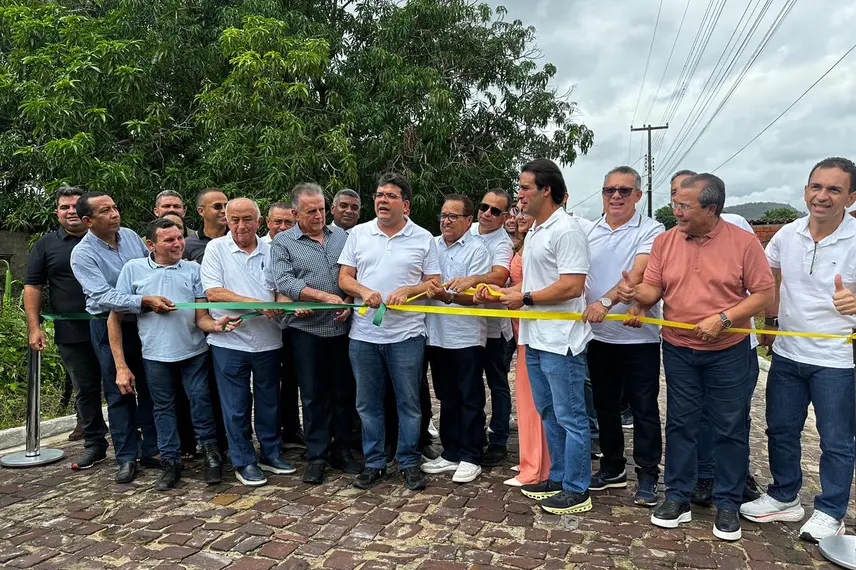 Rafael Fonteles entrega obras e leva crédito a empreendedores em Palmeirais