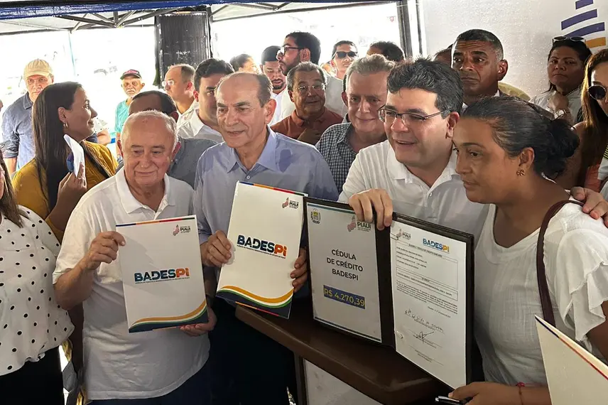 Rafael Fonteles entrega obras e leva crédito a empreendedores em Palmeirais