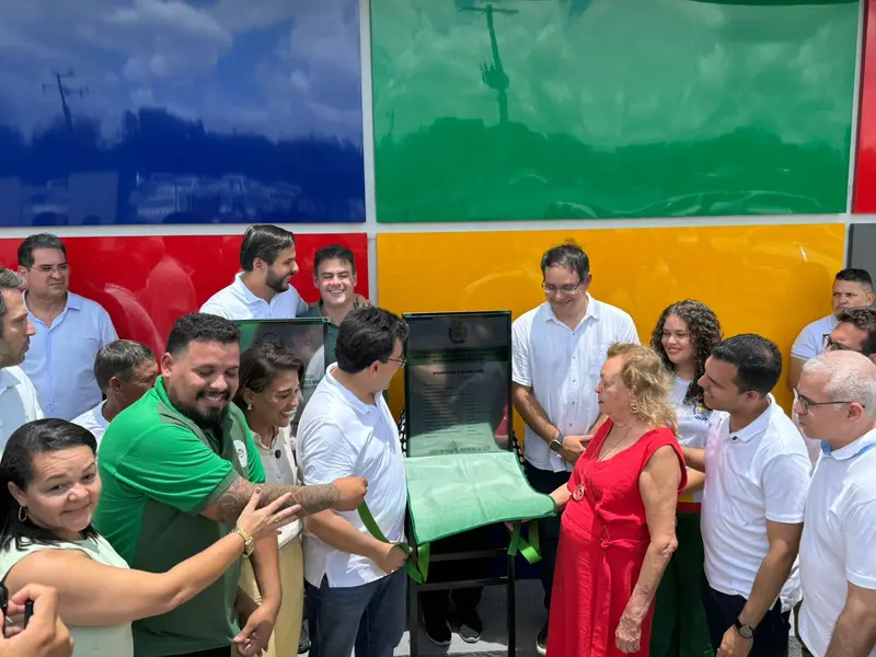 Rafael Fonteles inaugura brinquedopraça e escolas em Lagoa do Piauí