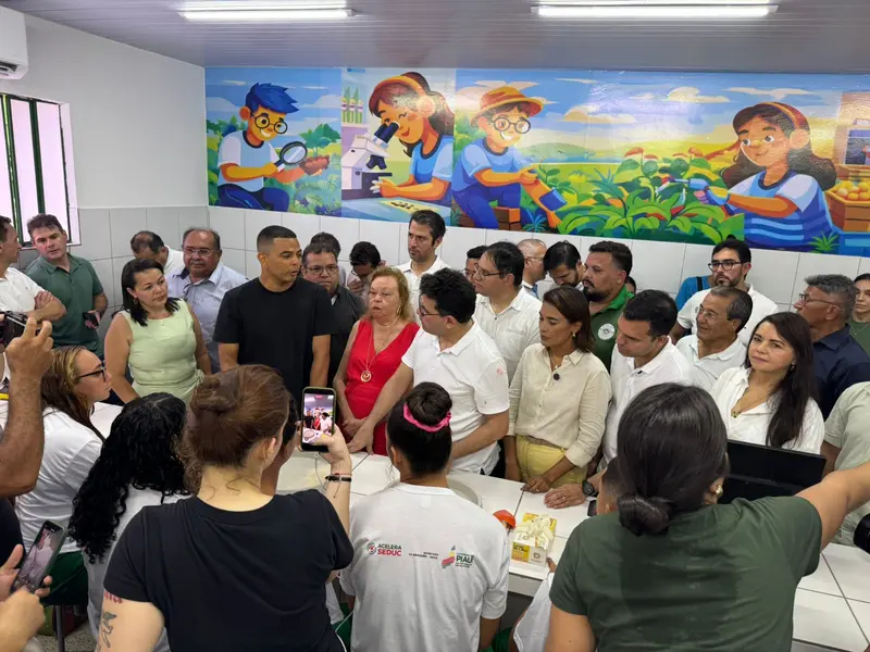 Rafael Fonteles inaugura brinquedopraça e escolas em Lagoa do Piauí