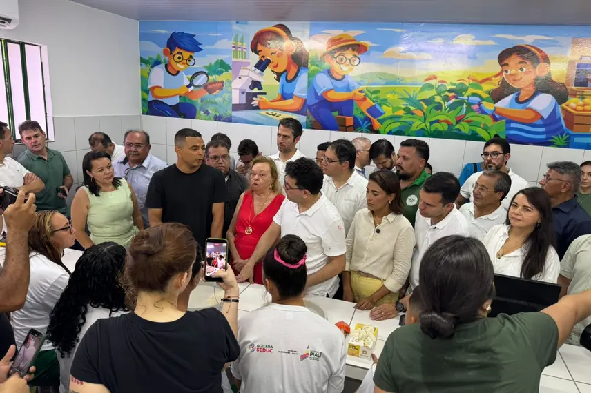 Rafael Fonteles inaugura brinquedopraça e escolas em Lagoa do Piauí