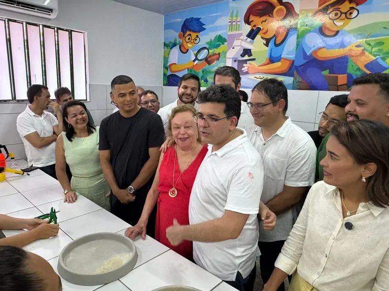 Rafael Fonteles inaugura brinquedopraça e escolas em Lagoa do Piauí
