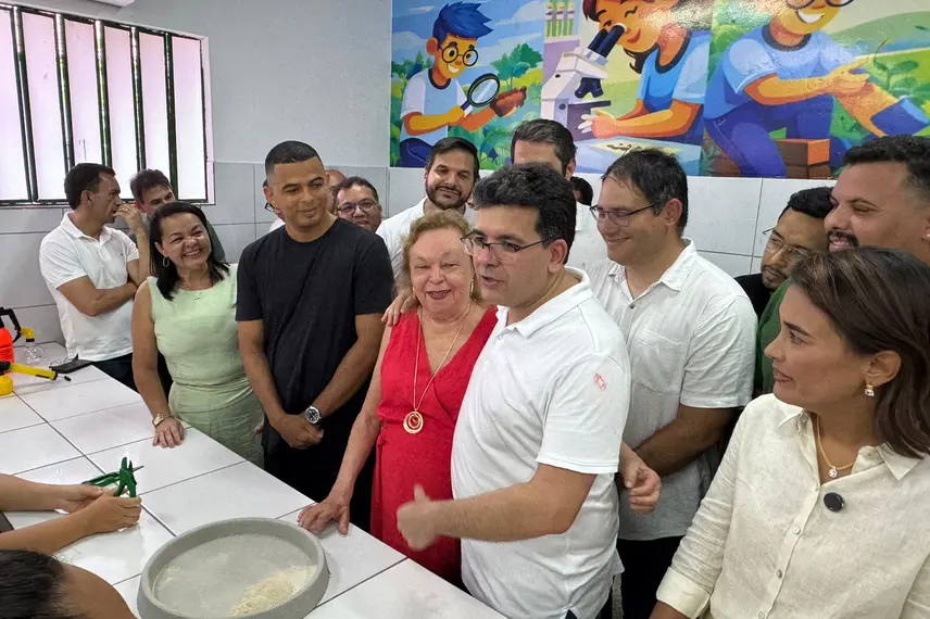Rafael Fonteles inaugura brinquedopraça e escolas em Lagoa do Piauí