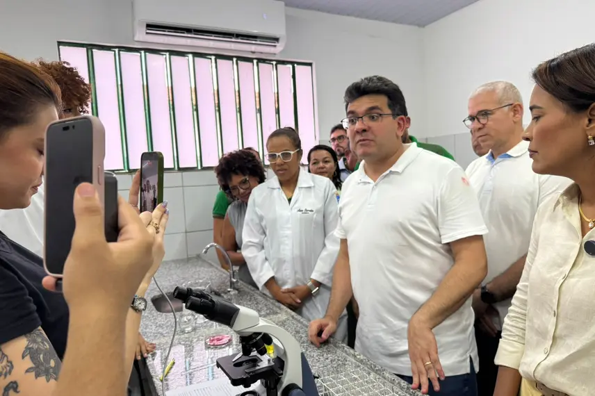 Rafael Fonteles inaugura brinquedopraça e escolas em Lagoa do Piauí