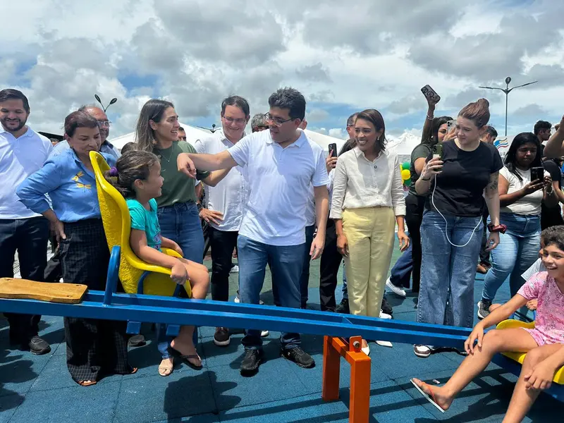 Rafael Fonteles inaugura brinquedopraça e escolas em Lagoa do Piauí