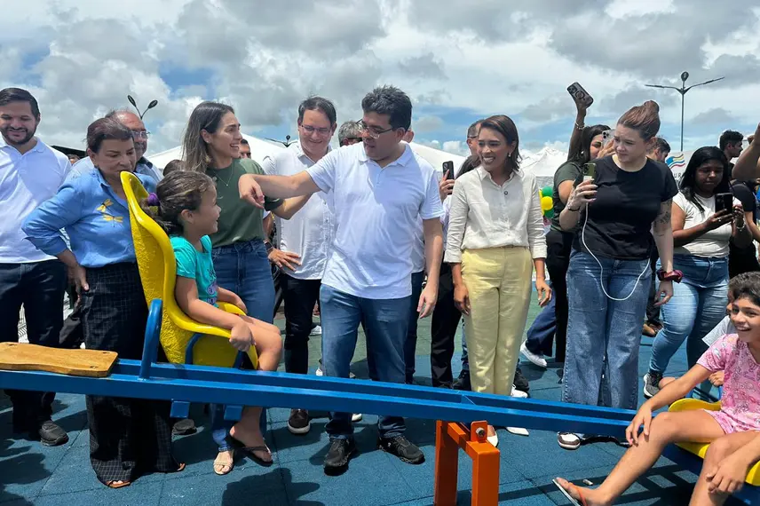 Rafael Fonteles inaugura brinquedopraça e escolas em Lagoa do Piauí