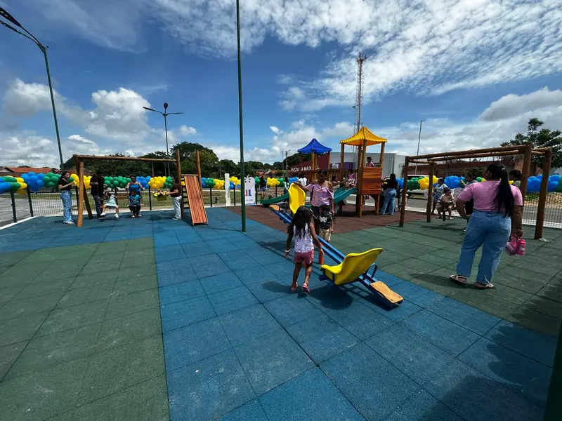 Rafael Fonteles inaugura brinquedopraça e escolas em Lagoa do Piauí