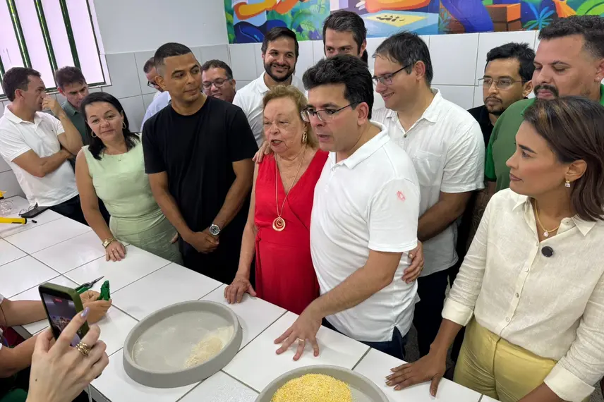 Rafael Fonteles inaugura brinquedopraça e escolas em Lagoa do Piauí